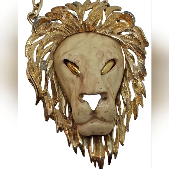 Vintage 1970s Oversized Lion Head Statement Necklace Gold Tone - Picture 4 of 11